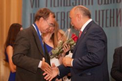 Гафуров вручает премию Евгению Эрастову